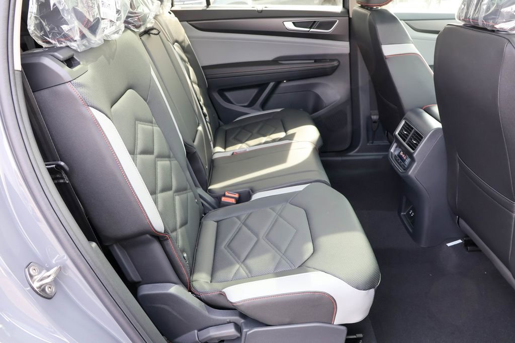 New 2025 Volkswagen Atlas Peak Edition SE image 39