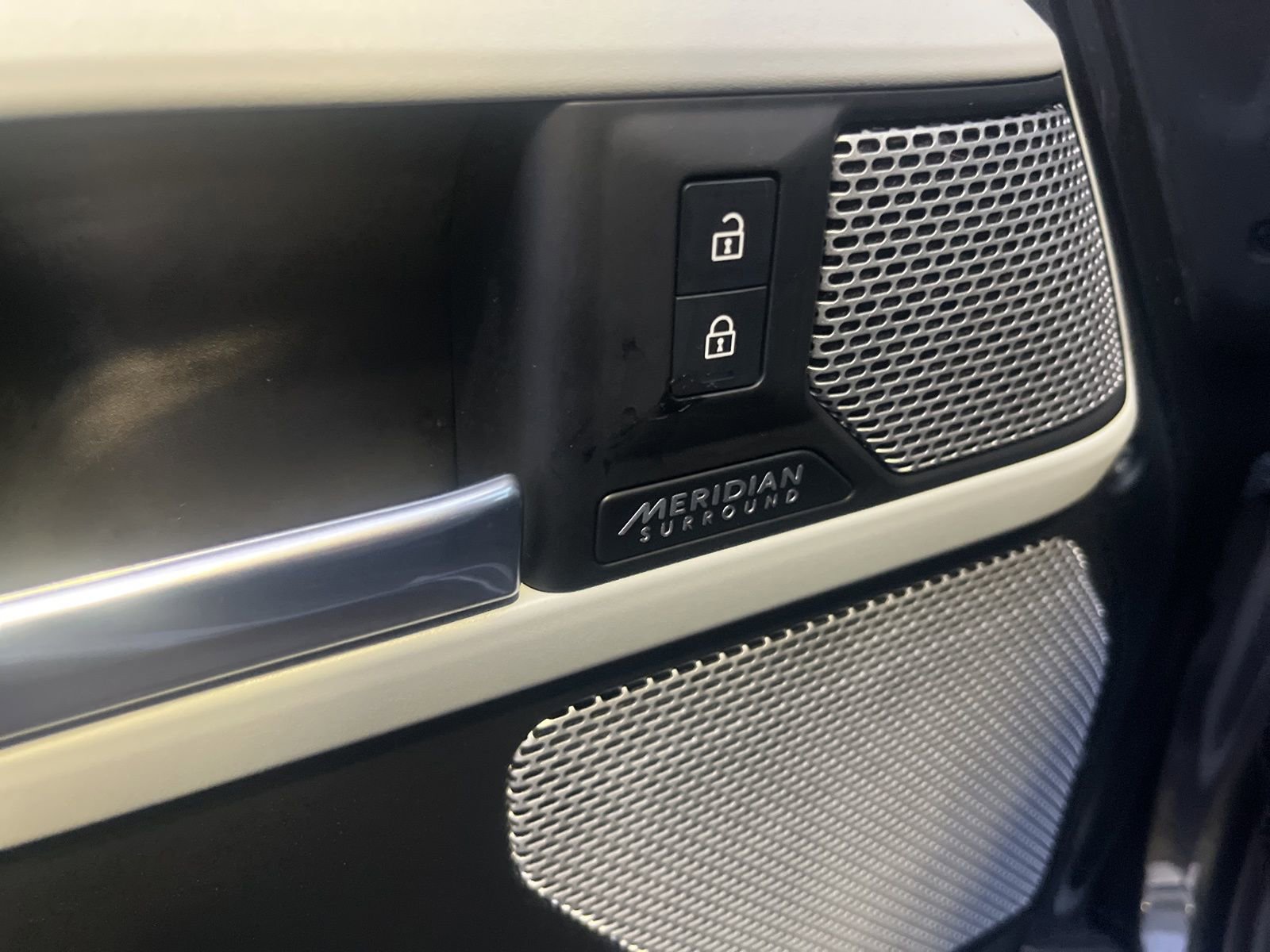 Used 2023 Land Rover Defender 130 X-Dynamic SE image 12