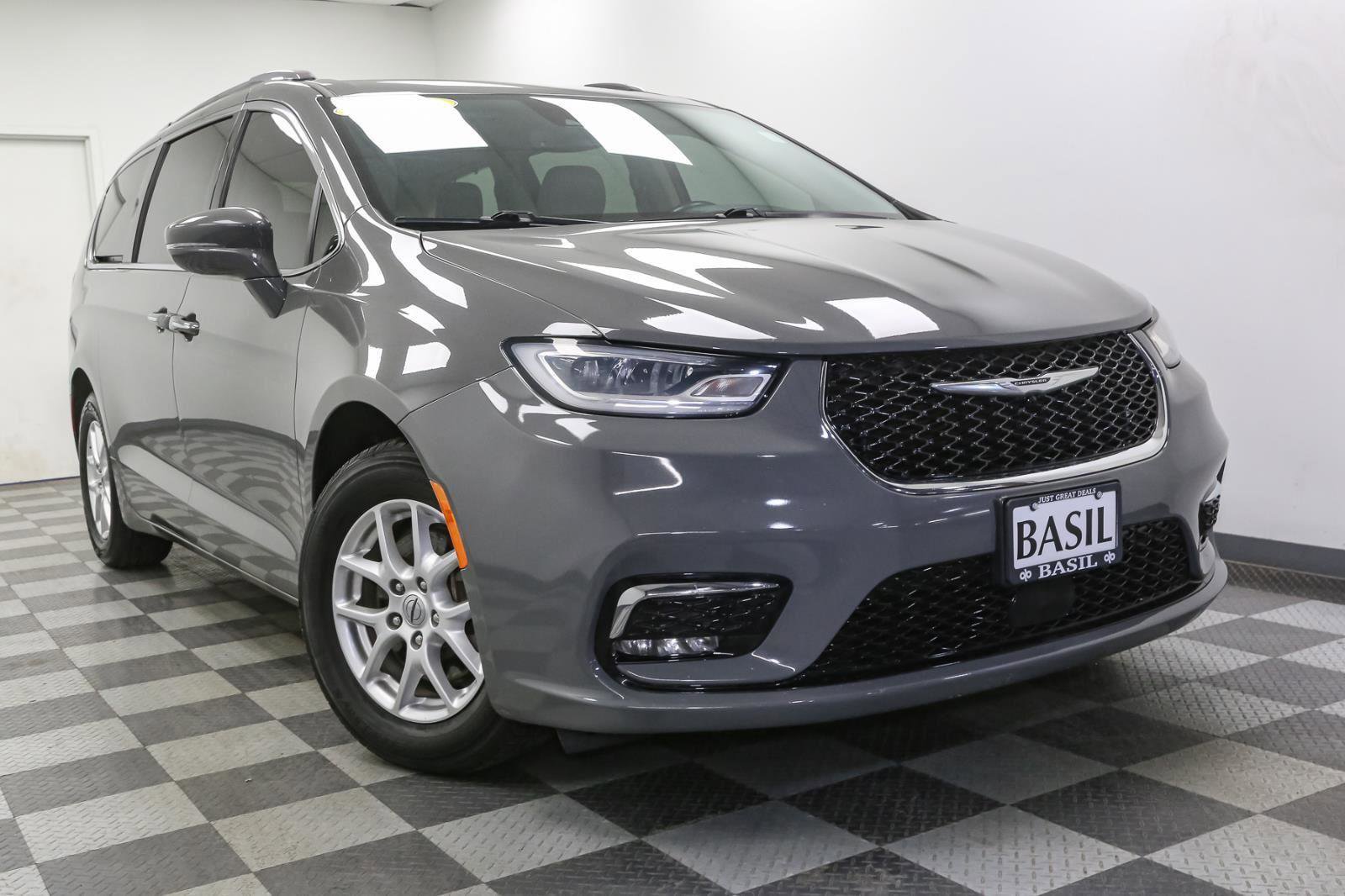 Used 2021 Chrysler Pacifica Touring-L image 2