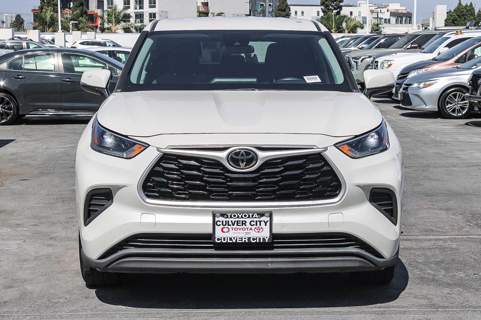Used 2021 Toyota Highlander L FWD image 2