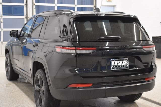 Used 2024 Jeep Grand Cherokee Altitude AWD/4WD image 10
