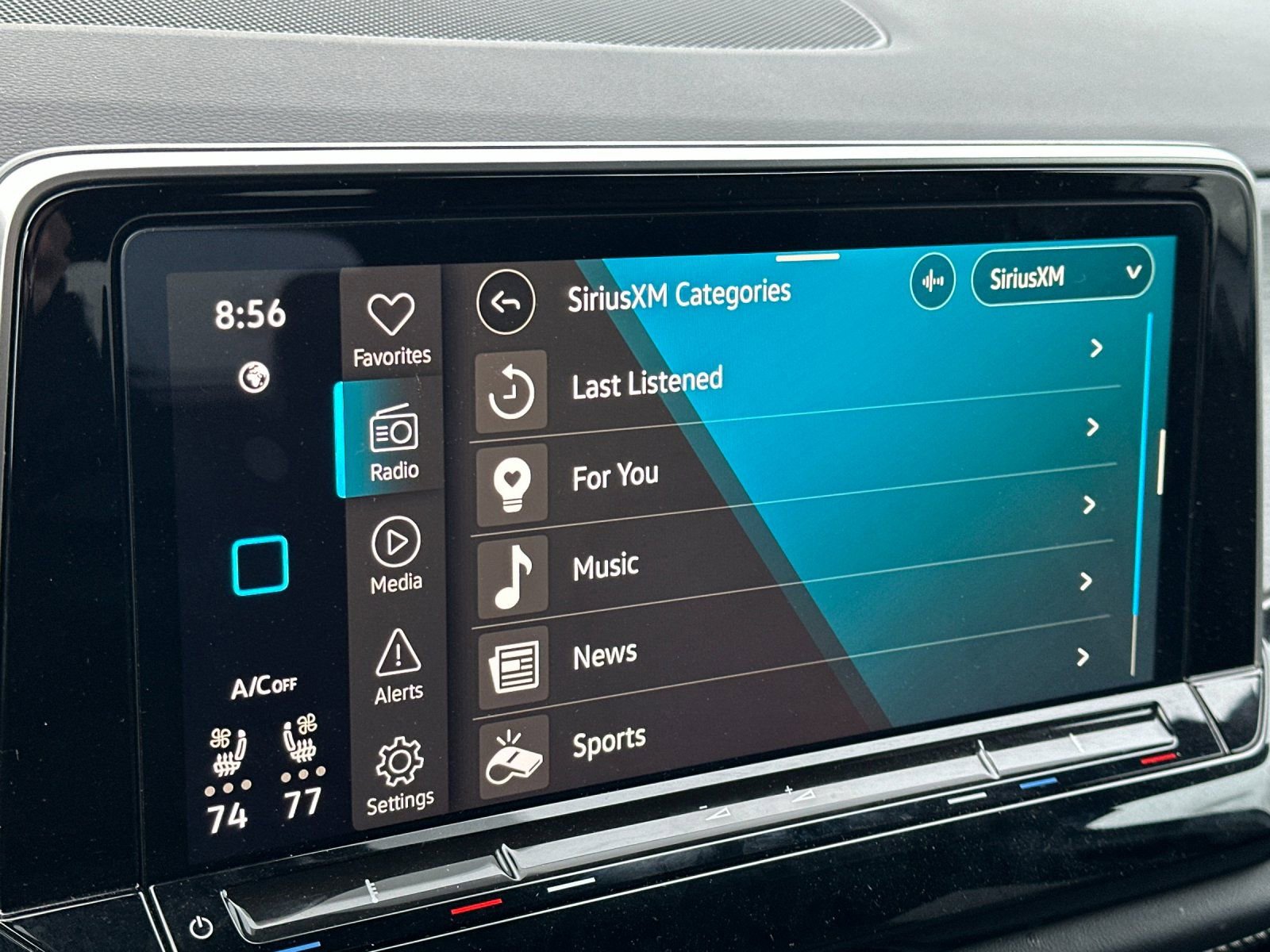 Used 2024 Volkswagen Atlas Cross Sport SE image 17