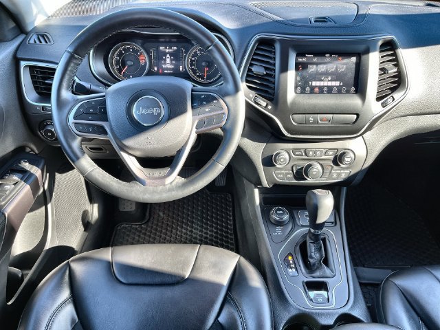 Used 2019 Jeep Cherokee Latitude Plus w/ Cold Weather Group AWD/4WD image 19