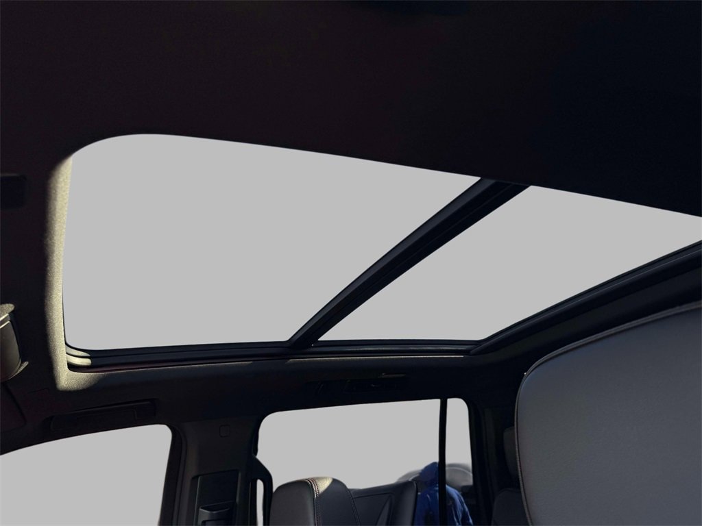 Used 2021 Chevrolet Suburban RST w/ Luxury Package image 25