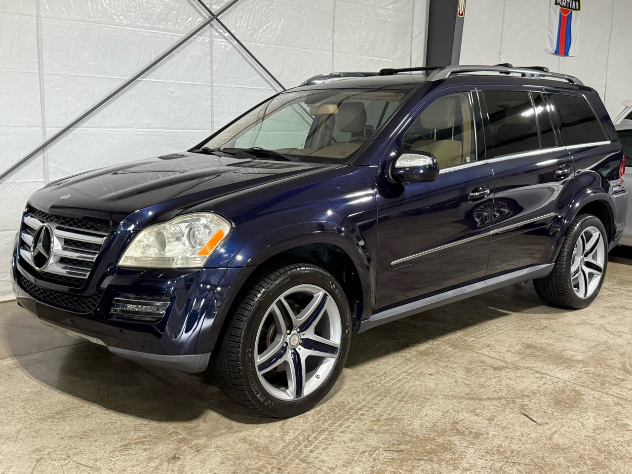 Used 2010 Mercedes-Benz GL 550 4MATIC image 3