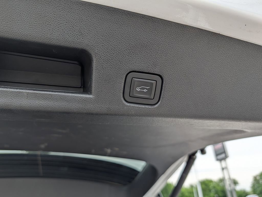Used 2025 Chevrolet Traverse LT image 29