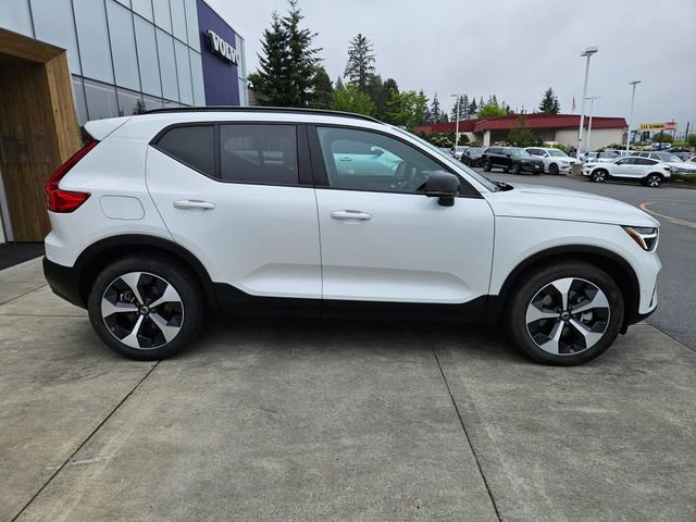 Used 2025 Volvo XC40 B5 Plus AWD/4WD image 4