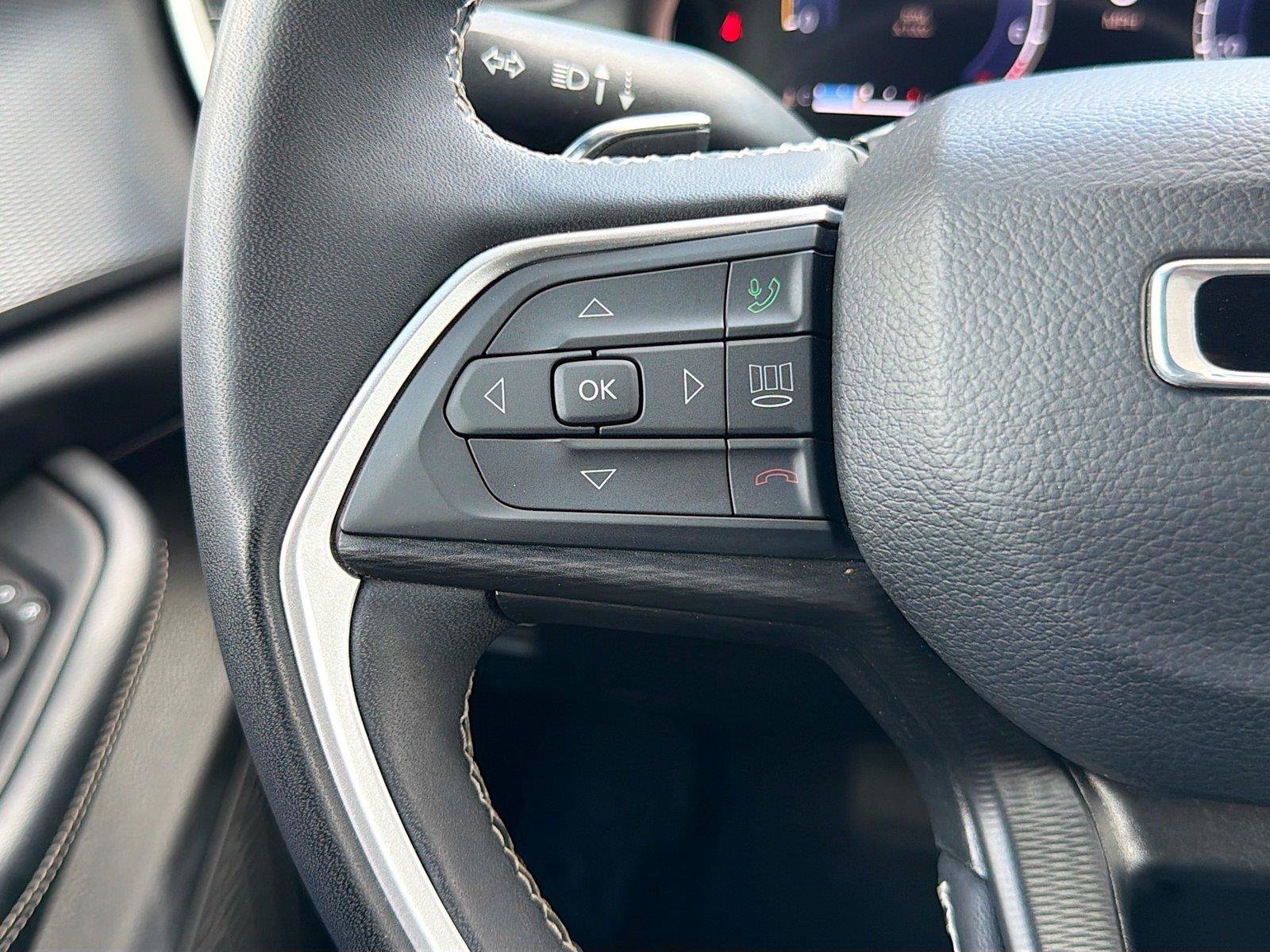Used 2024 Jeep Grand Cherokee L Laredo AWD/4WD image 37