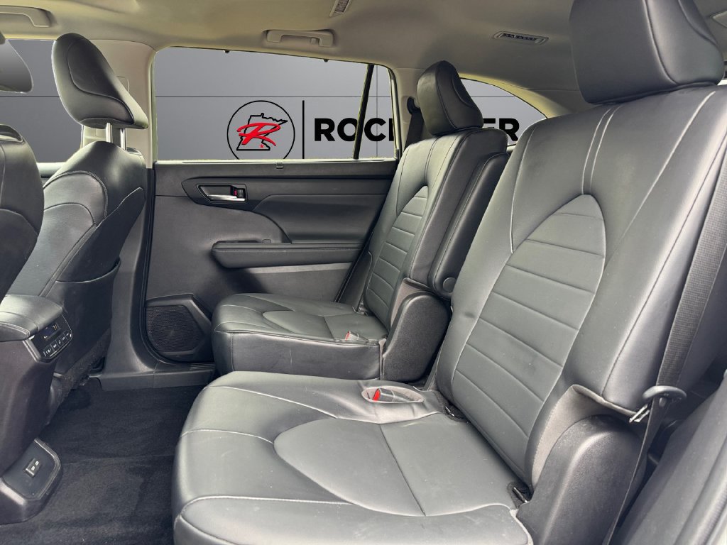 Used 2022 Toyota Highlander XLE AWD/4WD image 18