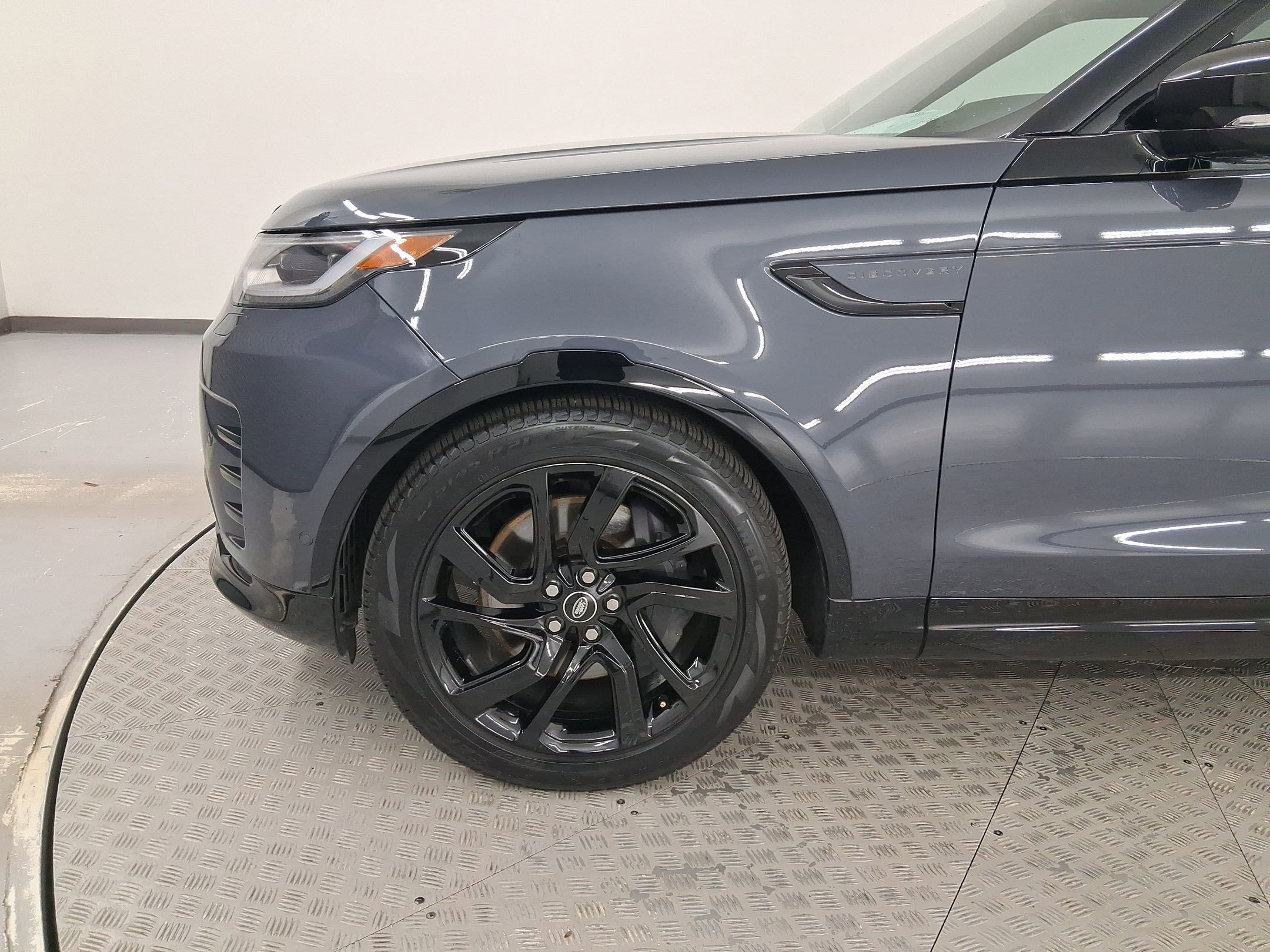 Certified 2025 Land Rover Discovery Dynamic SE AWD/4WD image 21