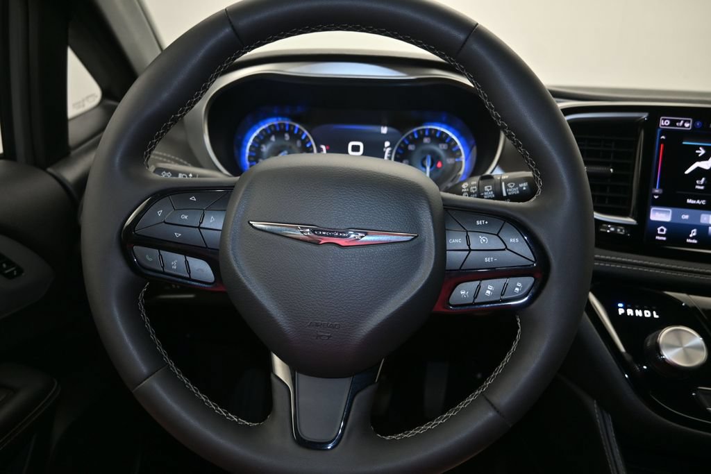 Used 2025 Chrysler Pacifica Limited FWD image 13