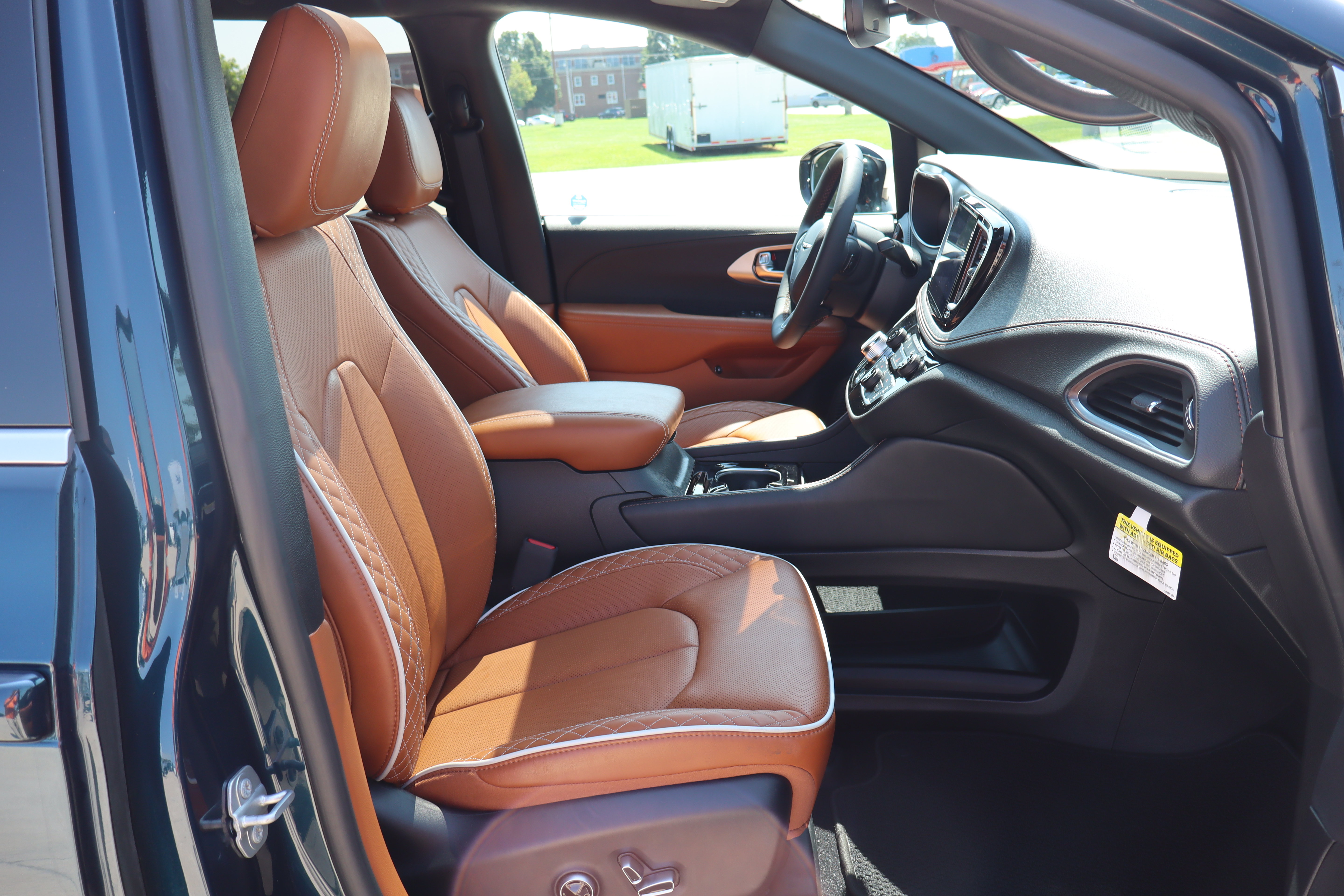 Used 2025 Chrysler Pacifica Pinnacle FWD image 14