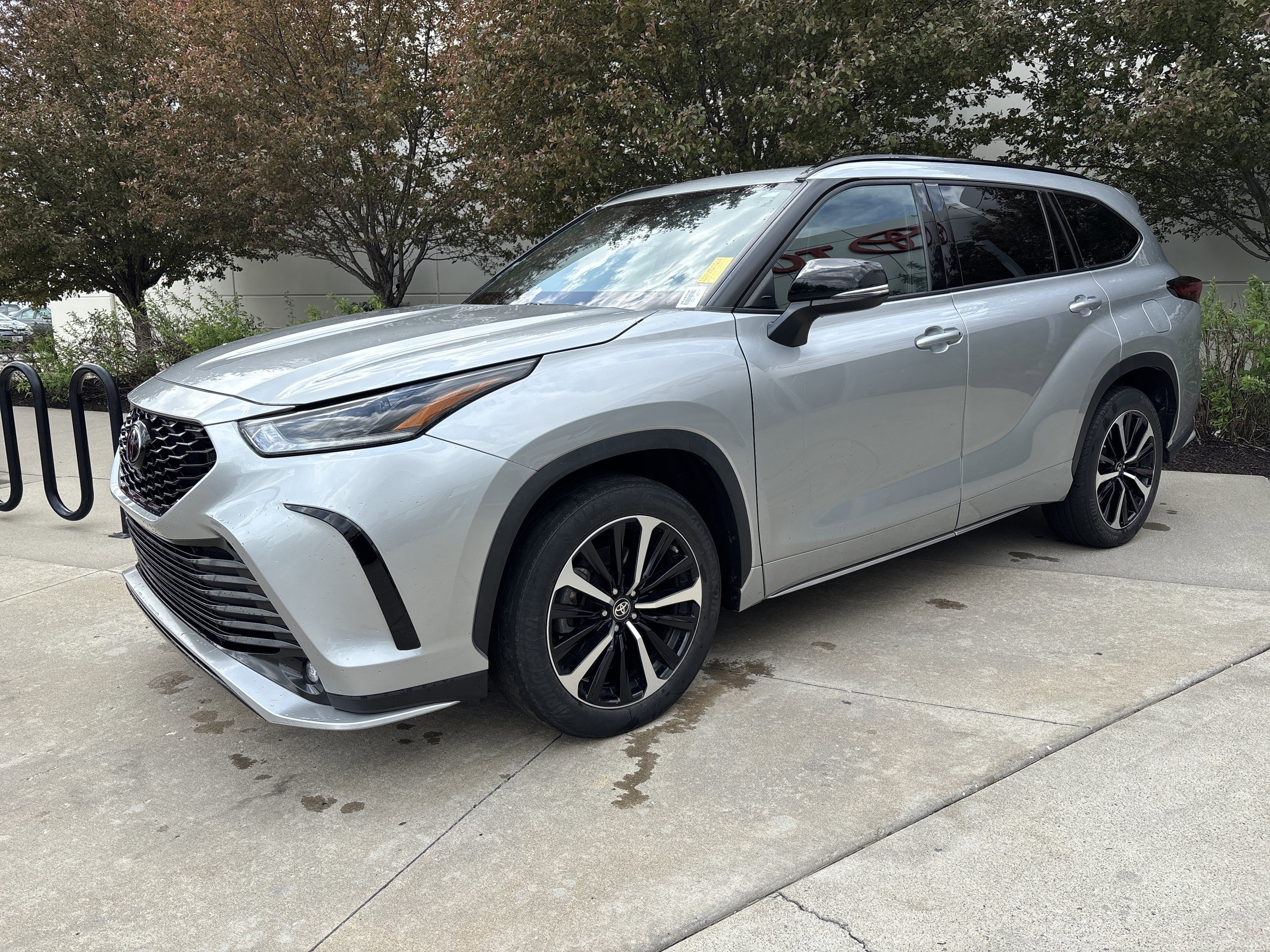 Used 2022 Toyota Highlander XSE AWD/4WD image 3