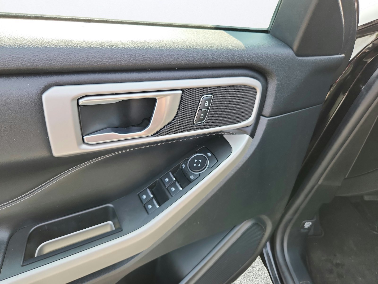 Used 2021 Ford Explorer XLT AWD/4WD image 21