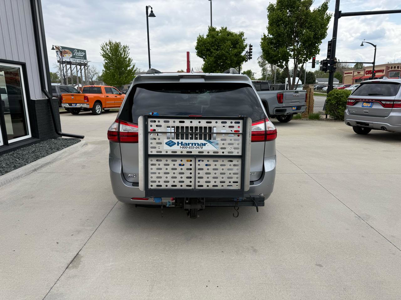 Used 2018 Toyota Sienna XLE w/ Entertainment Package FWD image 5