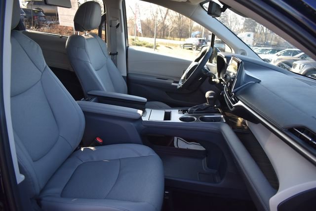 Used 2023 Toyota Sienna Limited image 13