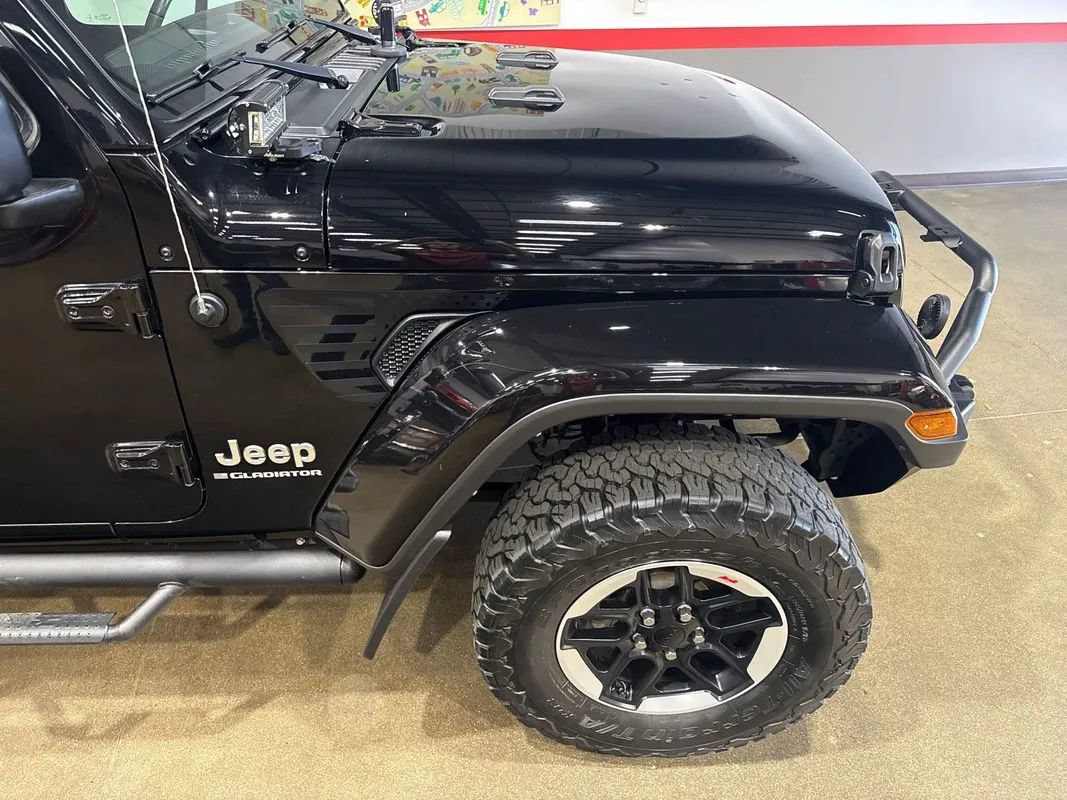 Used 2023 Jeep Gladiator Overland w/ Cold Weather Group AWD/4WD image 32