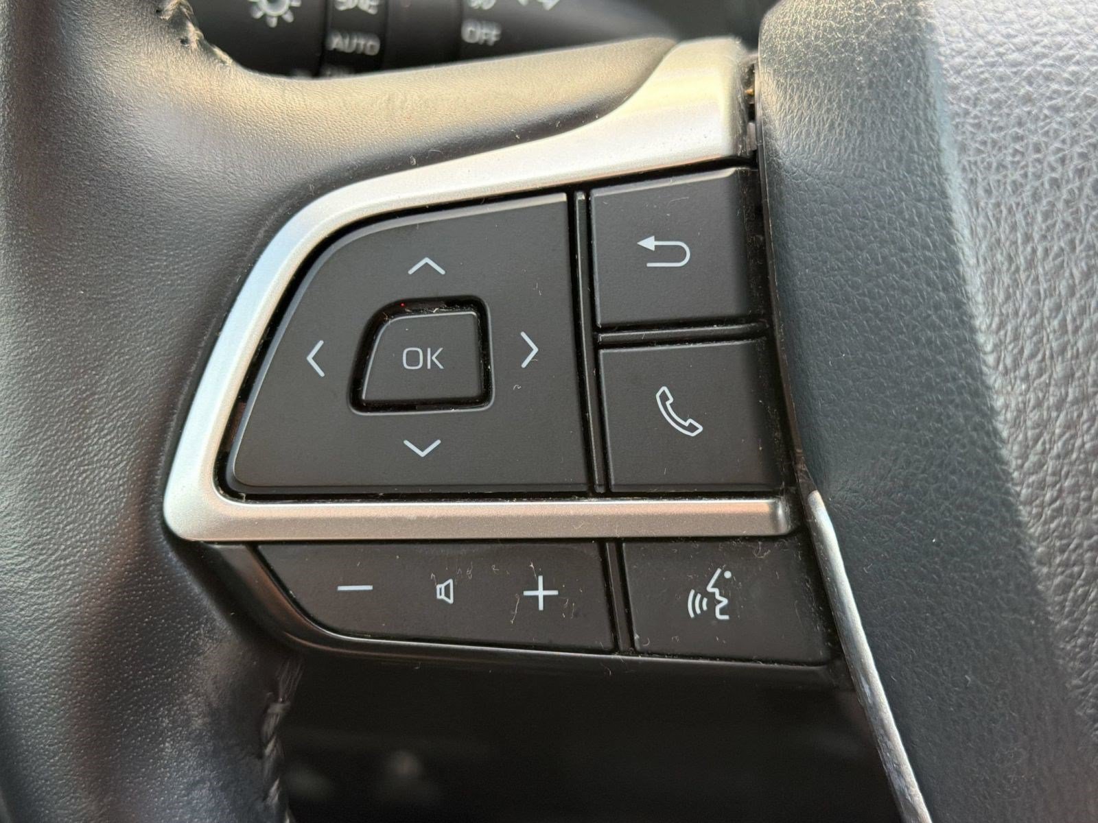 Used 2023 Toyota Highlander XLE FWD image 16