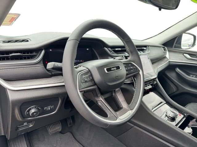 Used 2023 Jeep Grand Cherokee Limited w/ Black Appearance Package AWD/4WD image 11