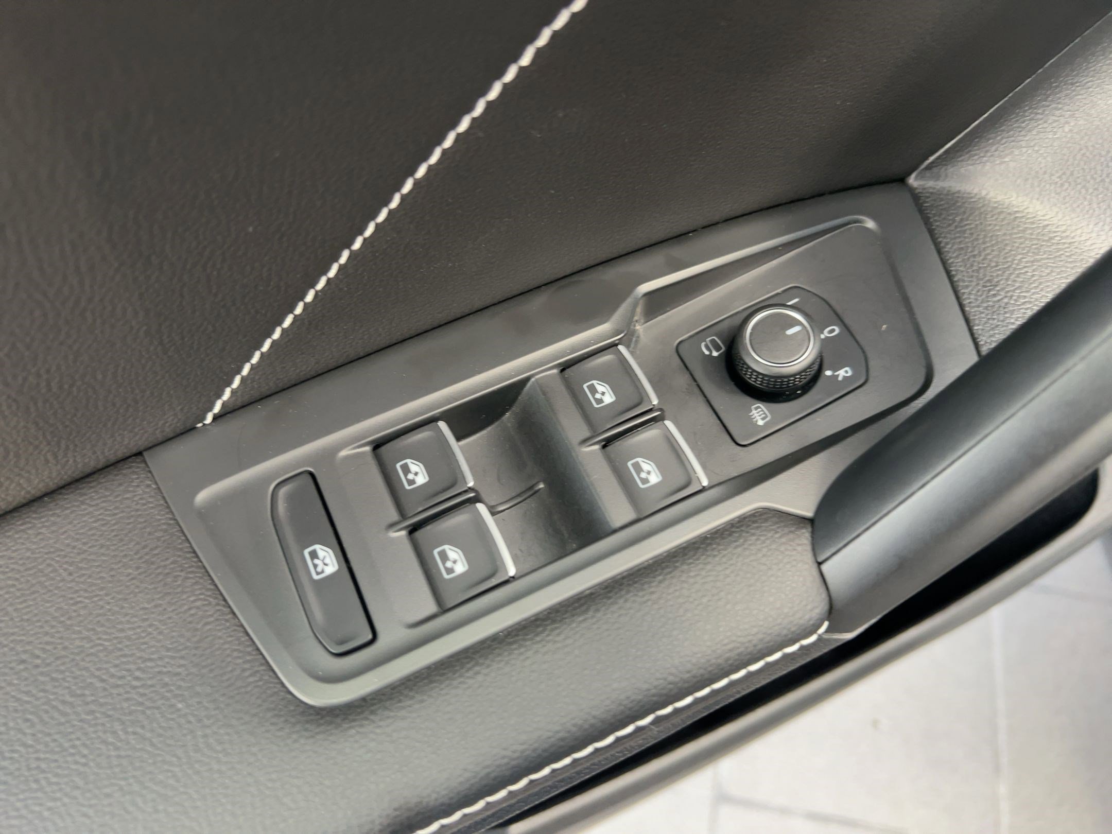 Certified 2023 Volkswagen Tiguan SEL R-Line image 13