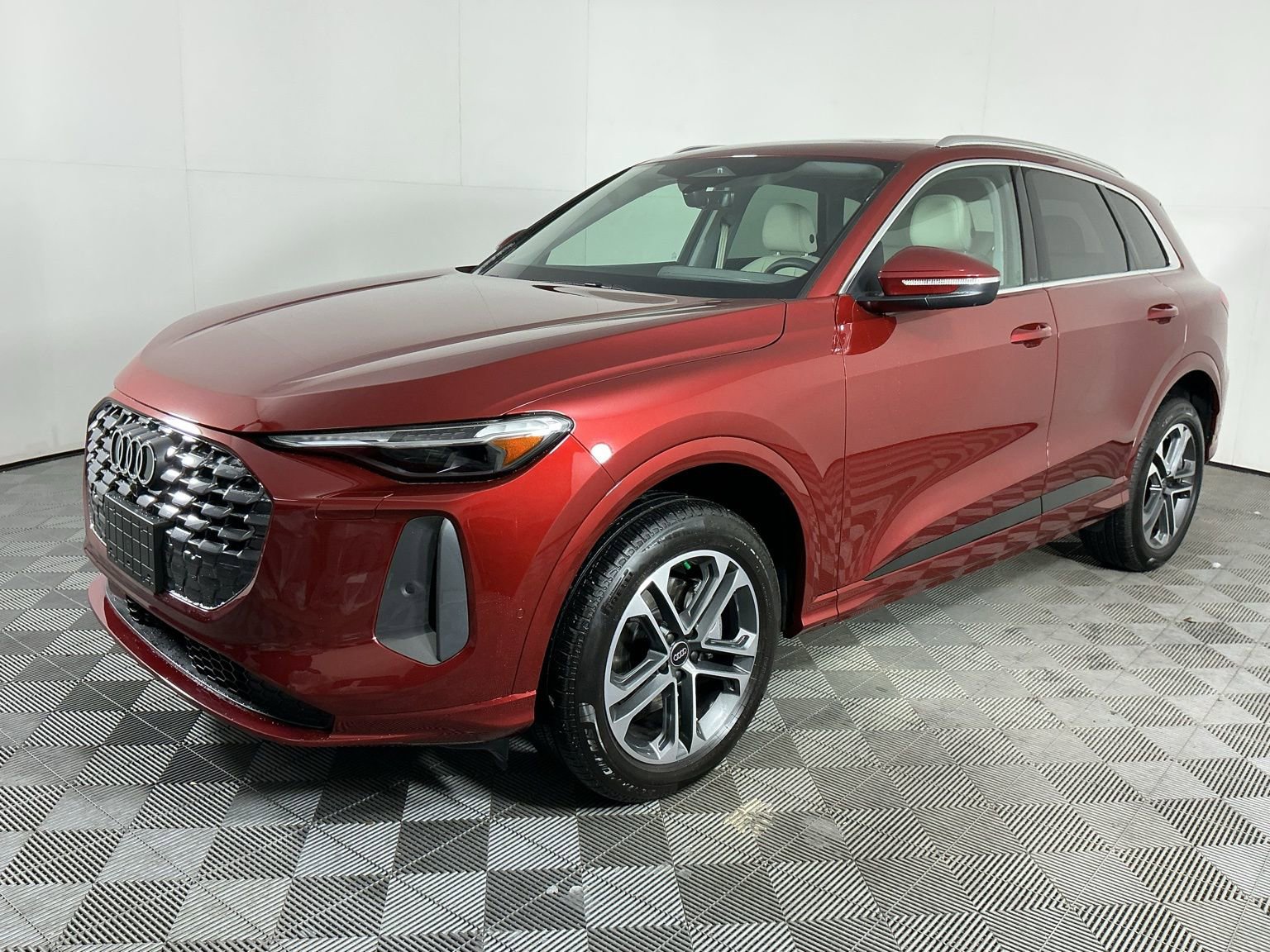 Used 2025 Audi Q5 Premium Plus w/ Premium Plus image 4