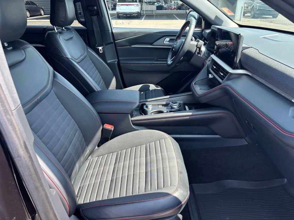 Used 2025 Ford Explorer ST-Line w/ Premium Package RWD image 3