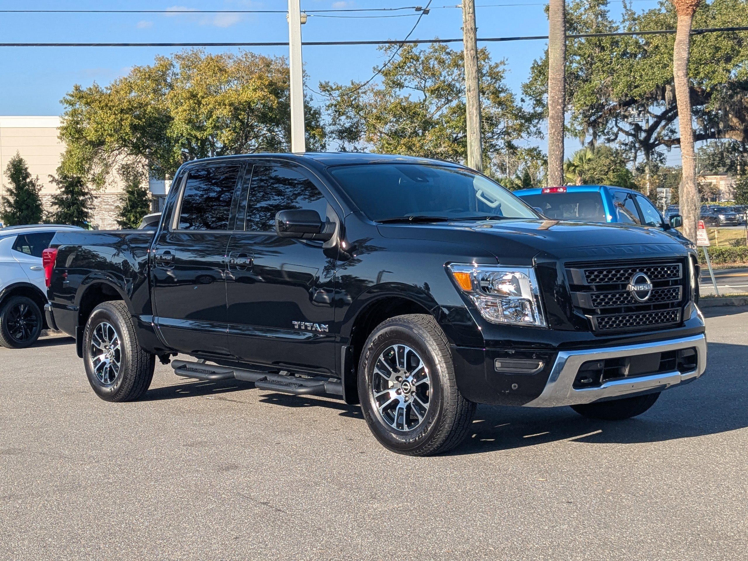 Used 2023 Nissan Titan SV w/ SV Convenience Package image 2