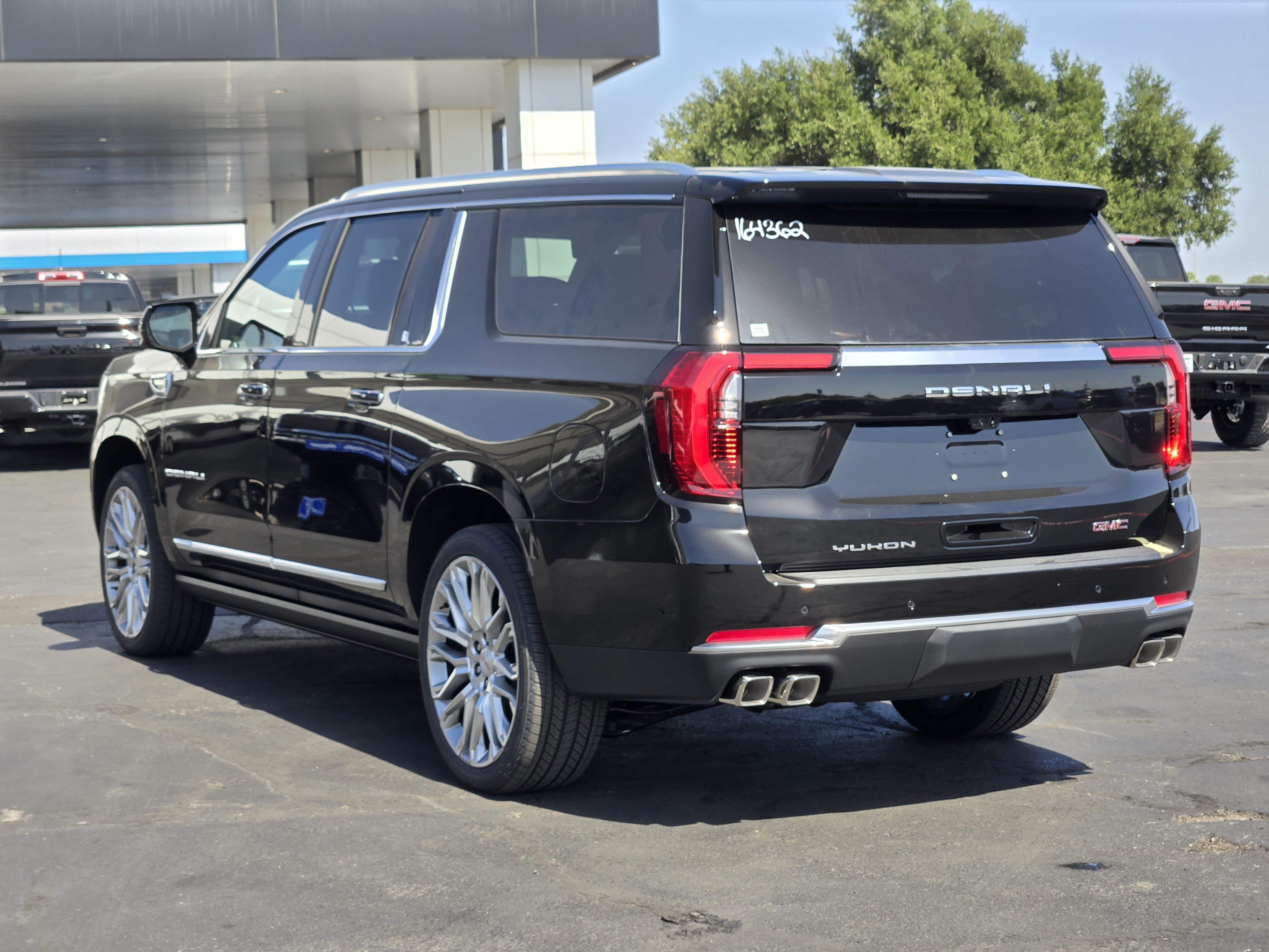 New 2026 GMC Yukon XL Denali w/ Denali Reserve Package AWD/4WD image 3