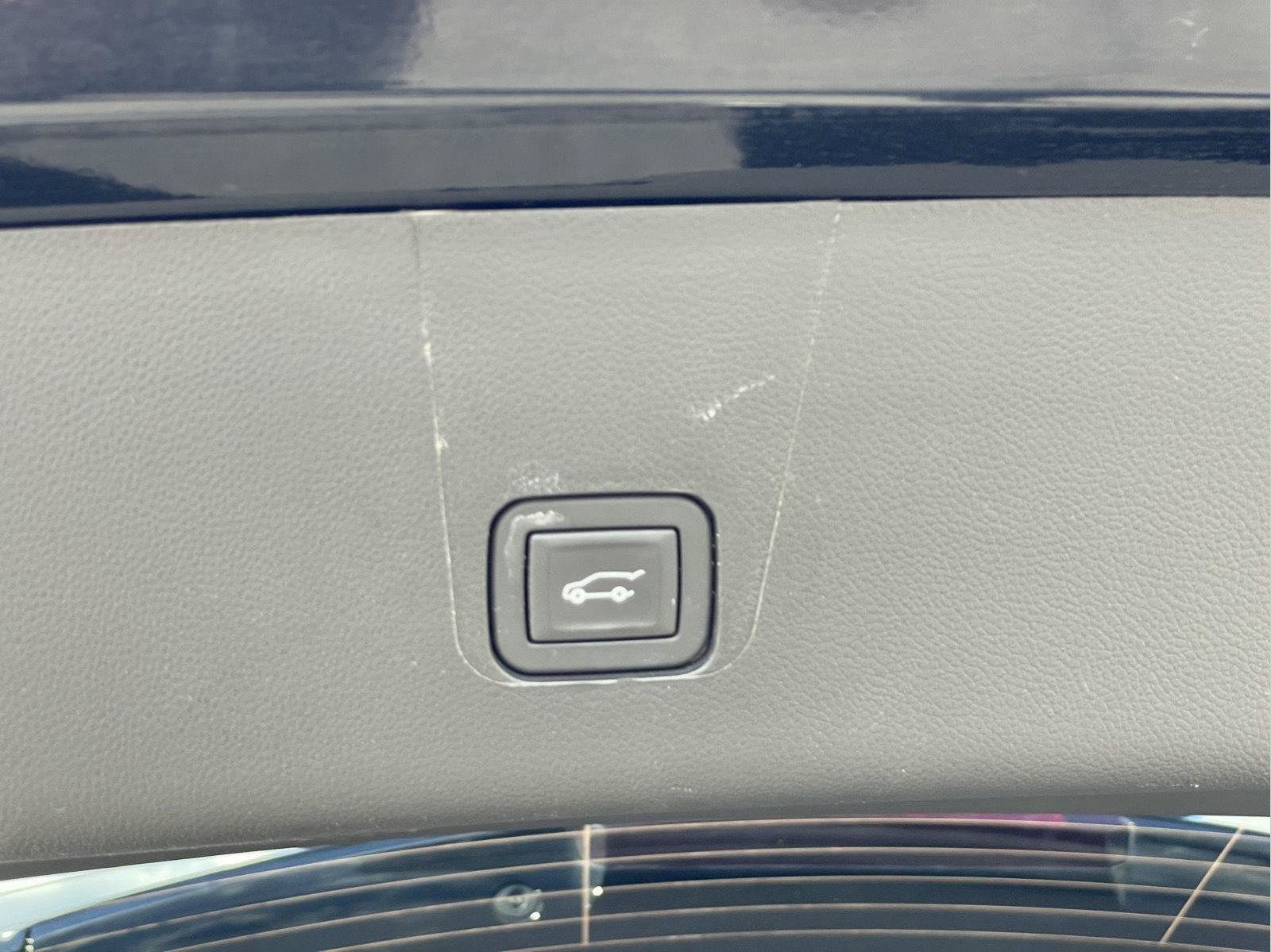 Used 2023 Chevrolet Traverse LT AWD/4WD image 10