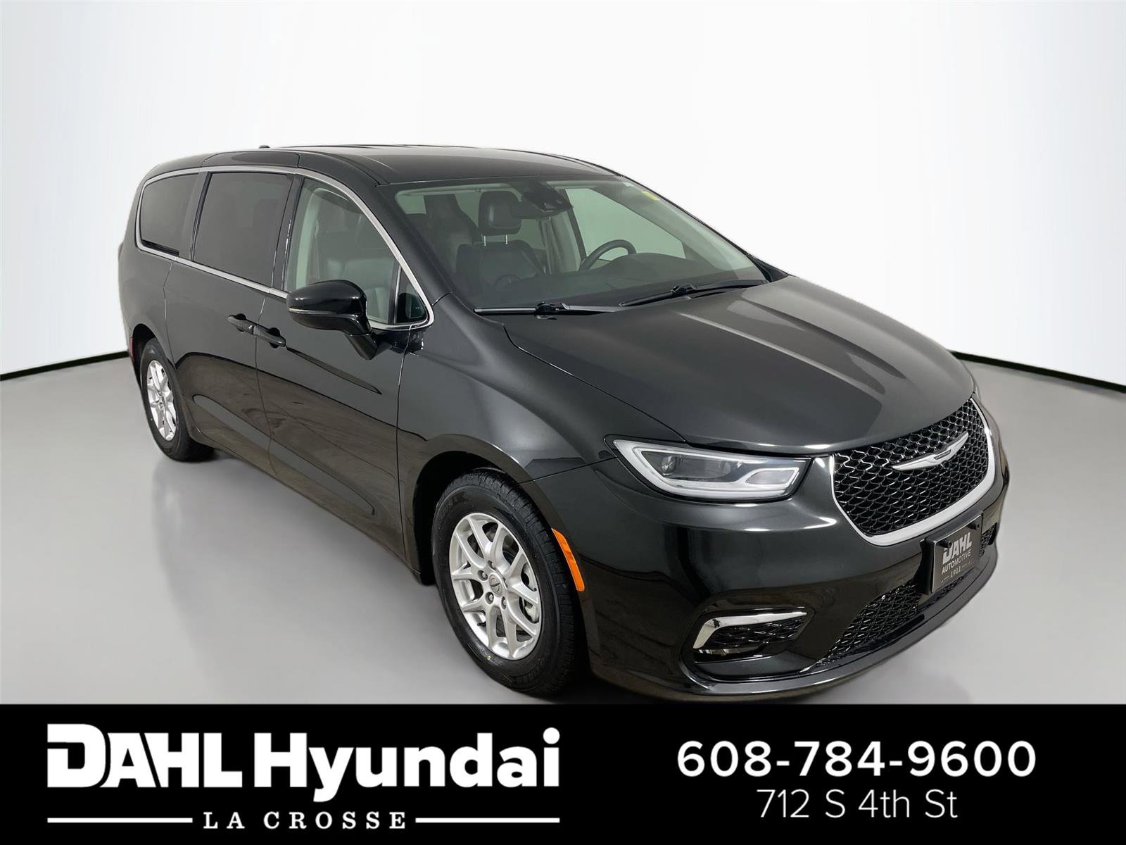 Used 2024 Chrysler Pacifica Touring-L image 1