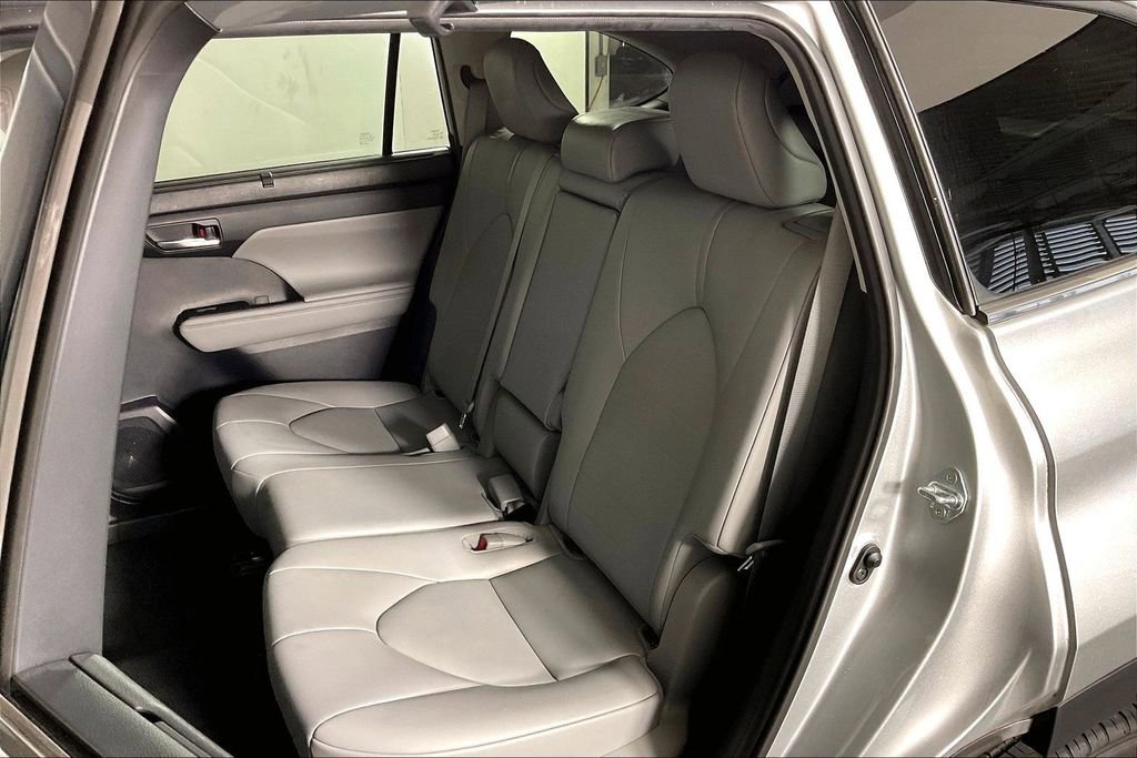 Used 2021 Toyota Highlander XLE image 25