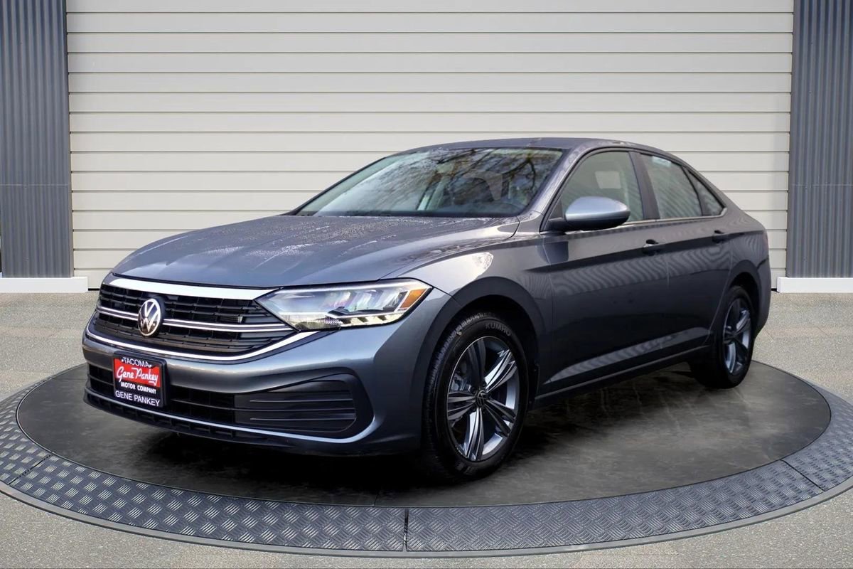 Used 2024 Volkswagen Jetta SE image 3