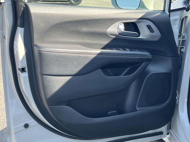 Used 2020 Chrysler Pacifica Touring-L w/ Advanced Safetytec Group image 14