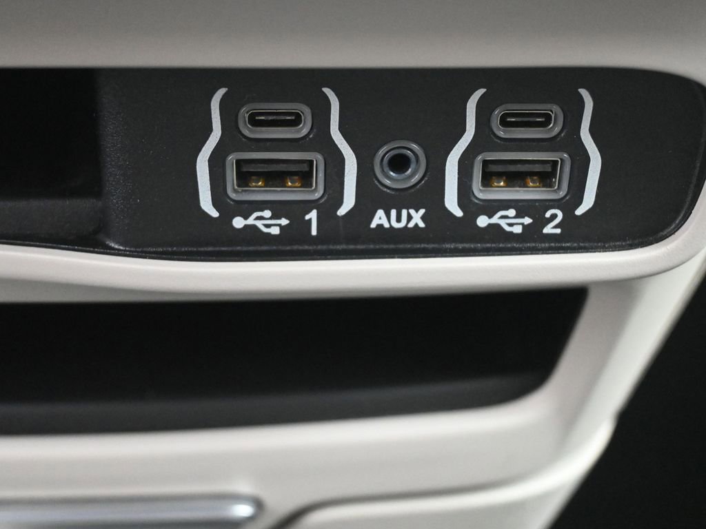 Used 2023 Chrysler Pacifica Touring-L FWD image 3