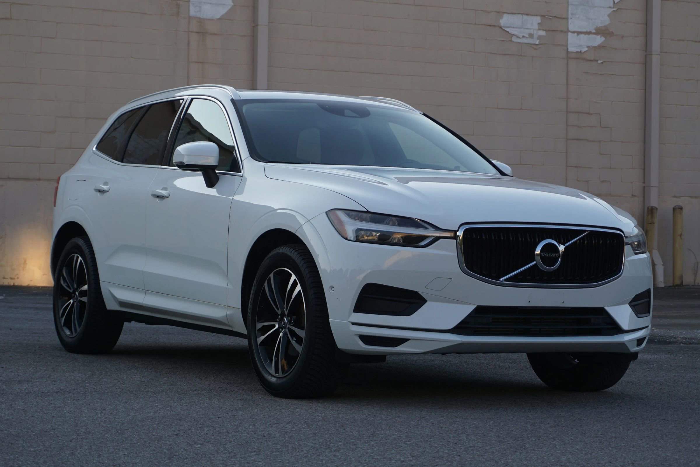 Used 2019 Volvo XC60 T5 Momentum w/ Multimedia Package image 3