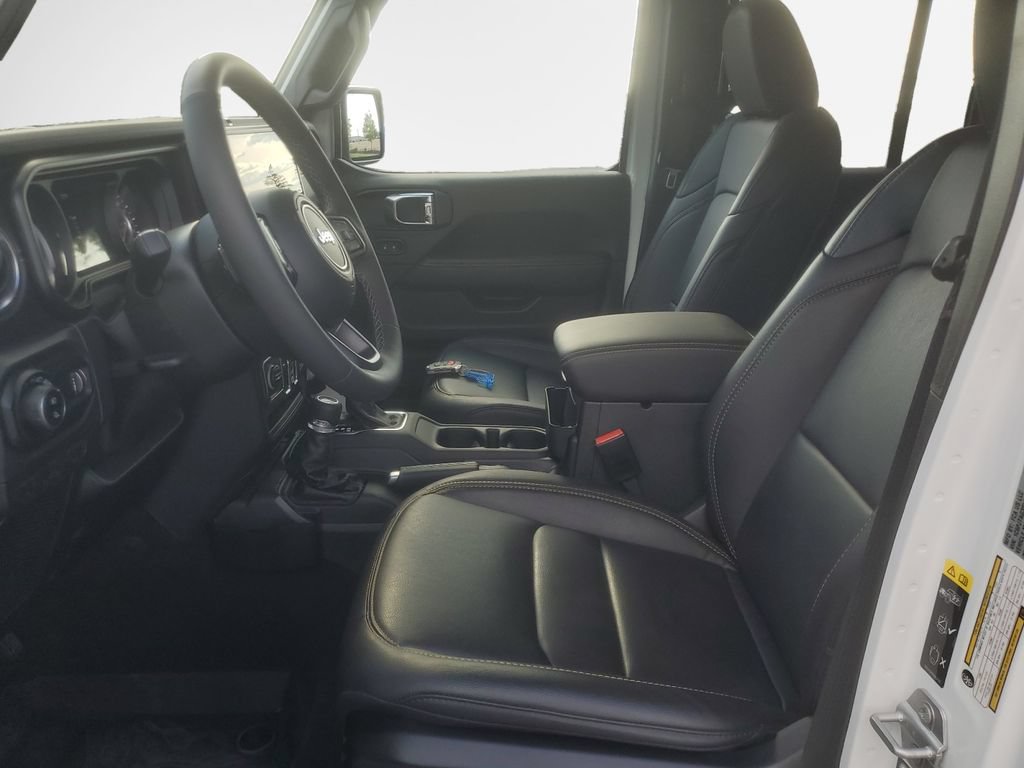 Used 2025 Jeep Gladiator Mojave AWD/4WD image 12
