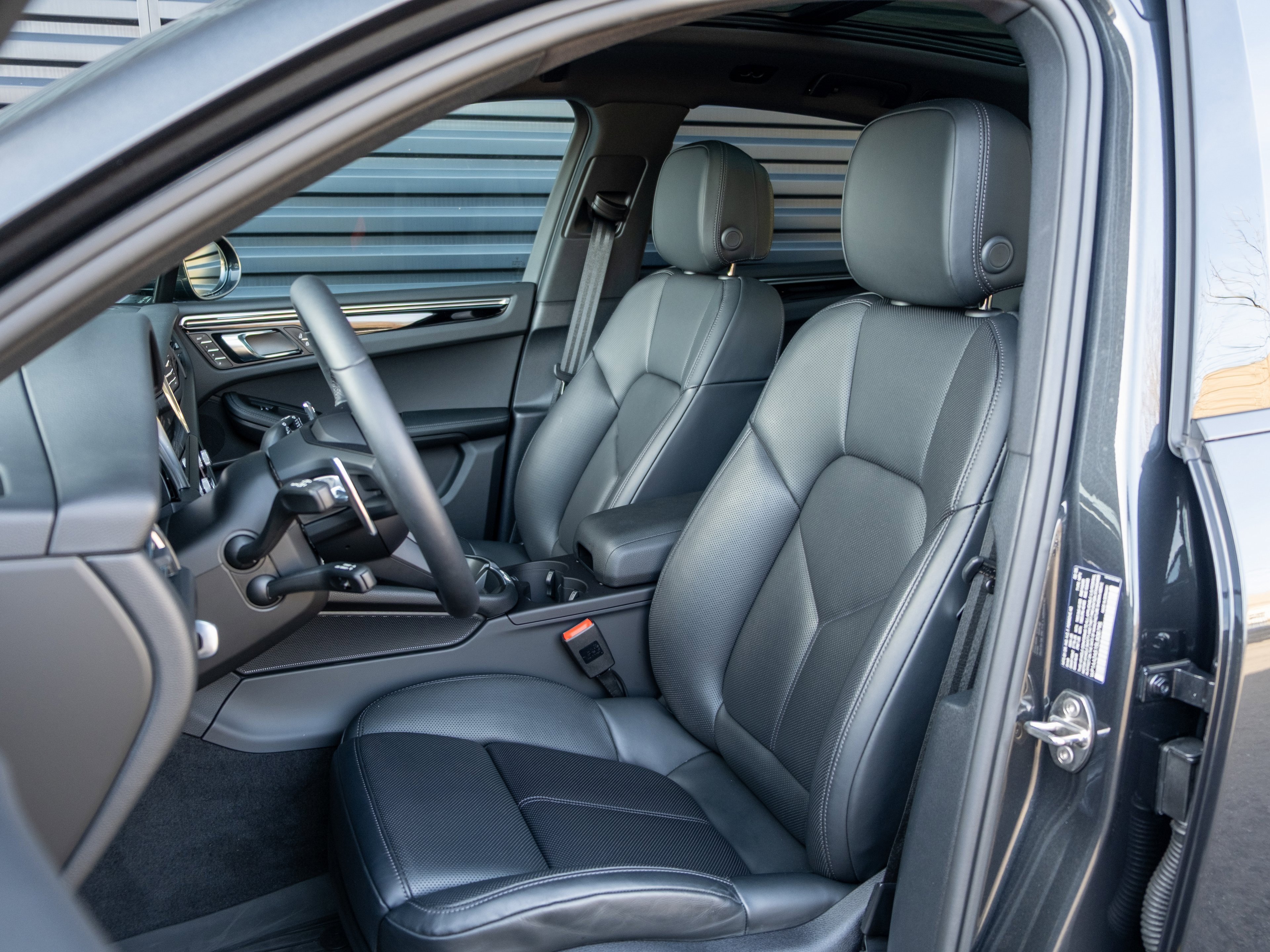 Certified 2025 Porsche Macan image 5