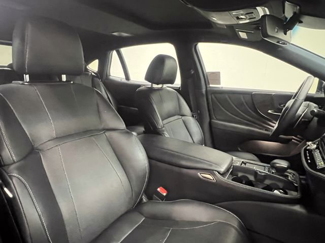 Certified 2022 Lexus LS 500 w/ Accessory Package (Z2) RWD image 11