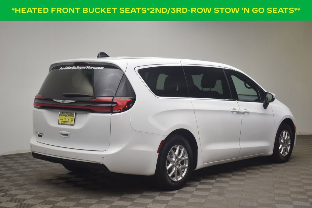 Used 2023 Chrysler Pacifica Touring FWD image 7