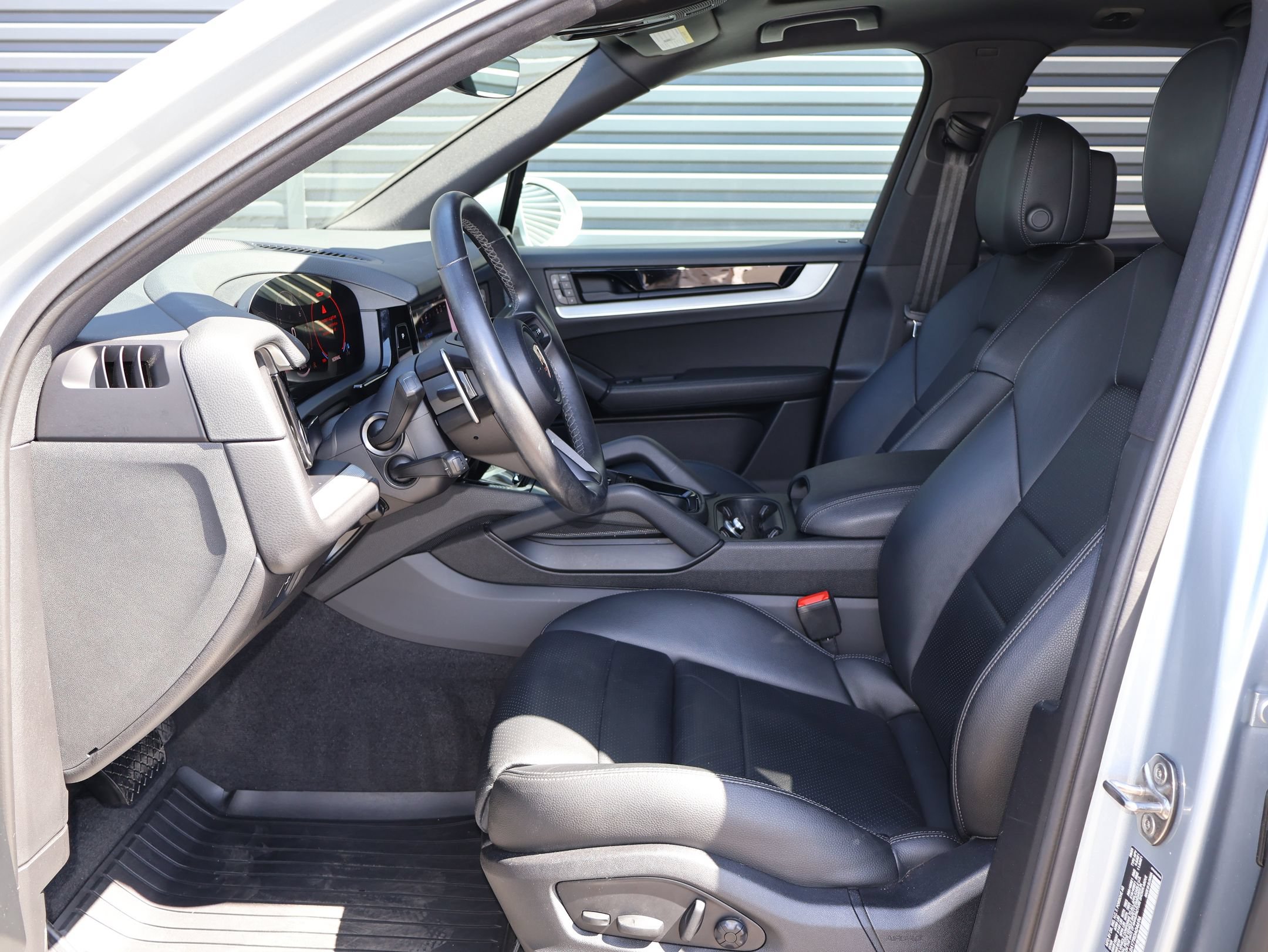 Certified 2024 Porsche Cayenne AWD/4WD image 5