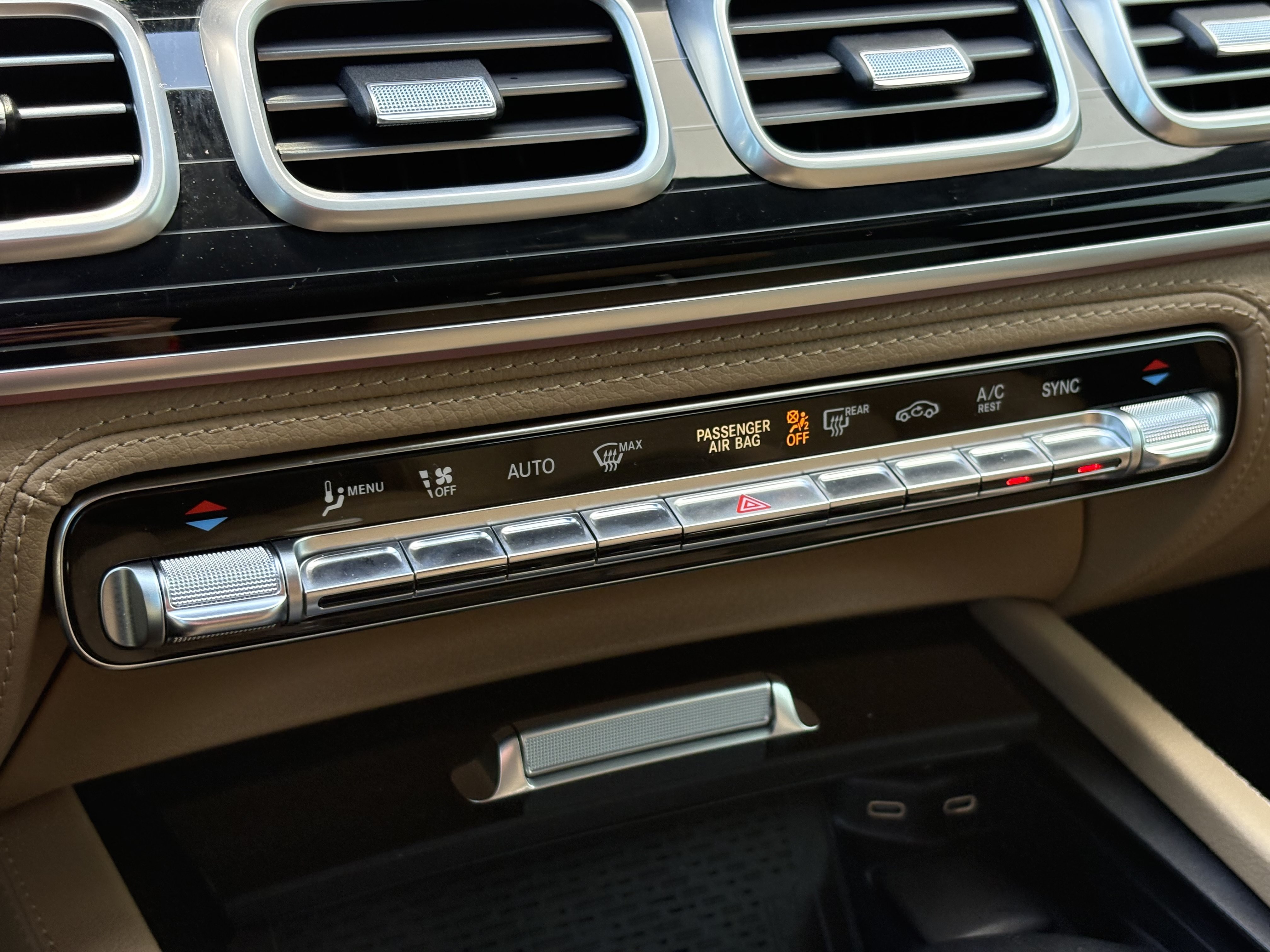 Used 2024 Mercedes-Benz GLS 580 4MATIC image 27