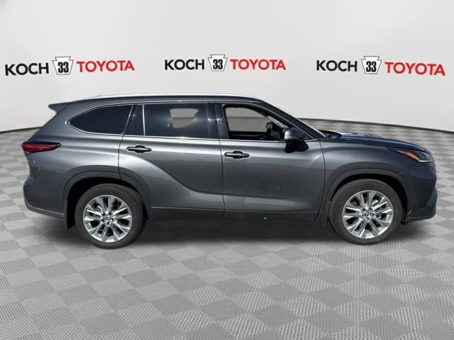 Used 2023 Toyota Highlander Limited image 9