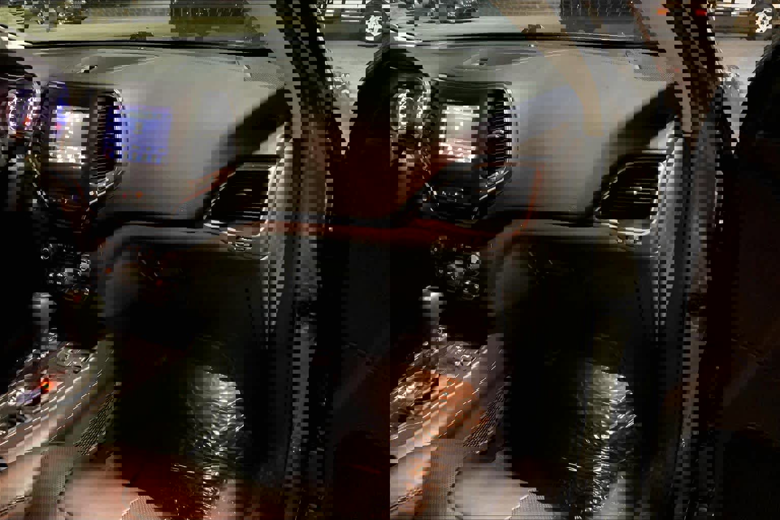 Used 2020 Jeep Cherokee Latitude Lux w/ Comfort/Convenience Group image 17