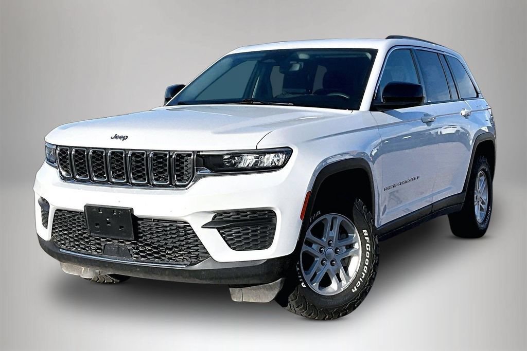 Used 2023 Jeep Grand Cherokee Laredo AWD/4WD image 3