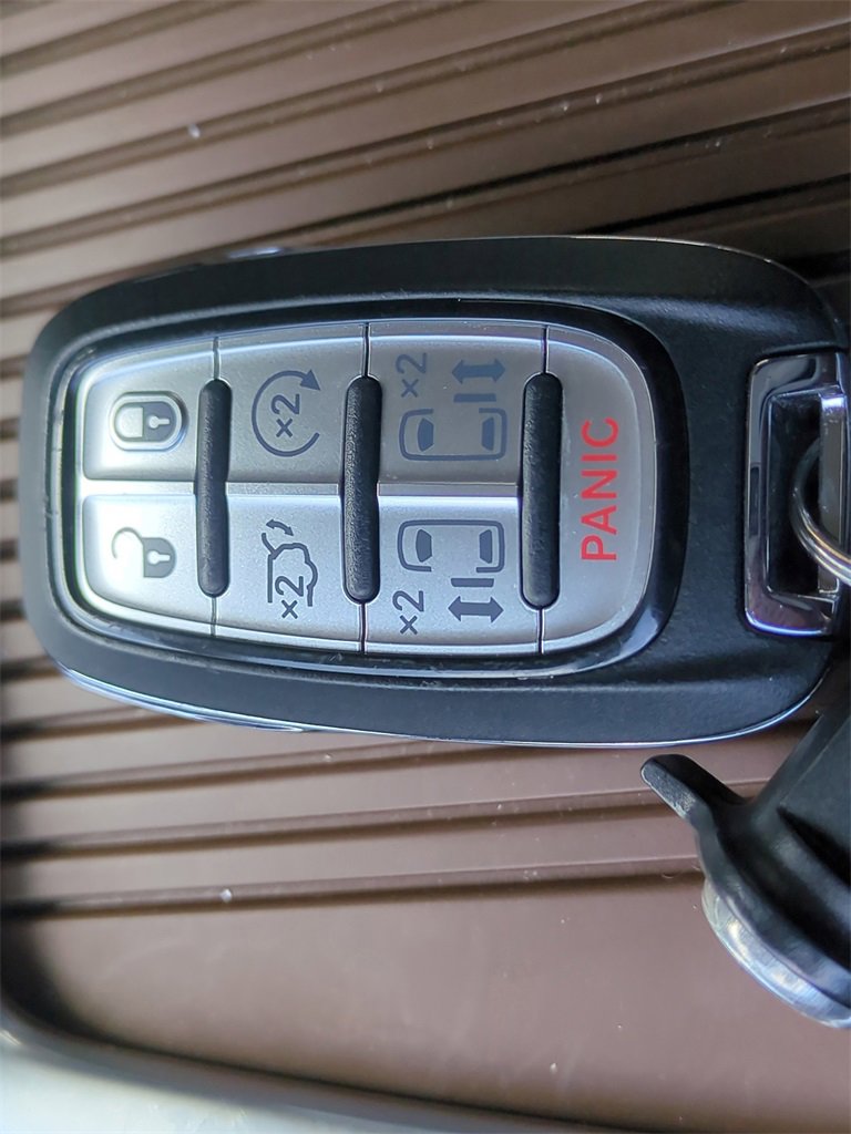 Used 2018 Chrysler Pacifica Limited w/ Tire & Wheel Group image 32