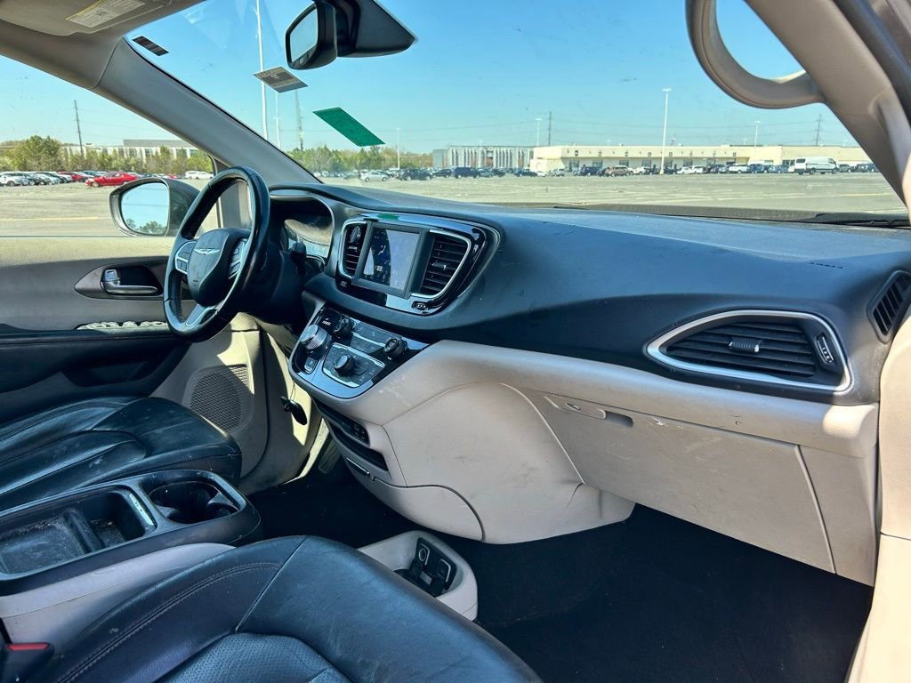 Used 2020 Chrysler Pacifica Touring-L FWD image 10