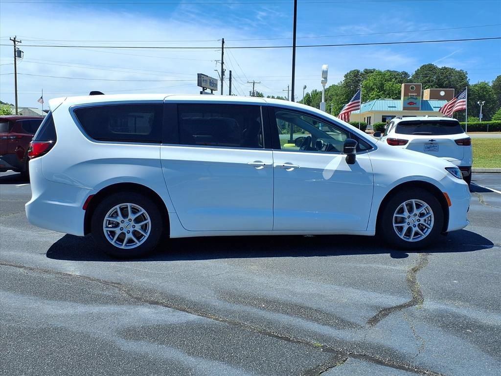 Used 2024 Chrysler Pacifica Touring-L FWD image 22