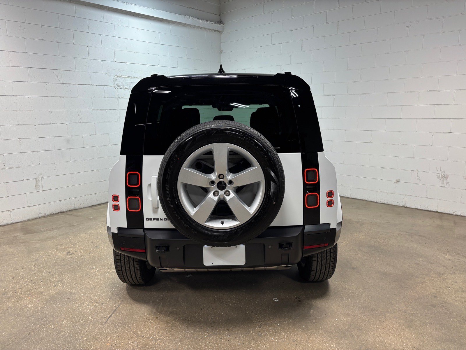 Used 2026 Land Rover Defender 110 X-Dynamic SE AWD/4WD image 8