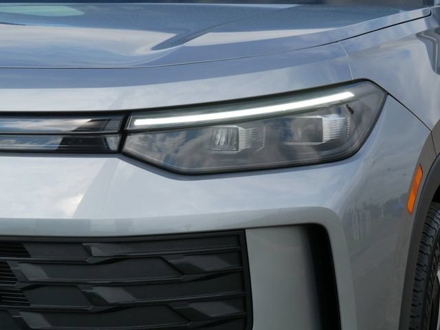 Certified 2025 Volkswagen Tiguan SE AWD/4WD image 10