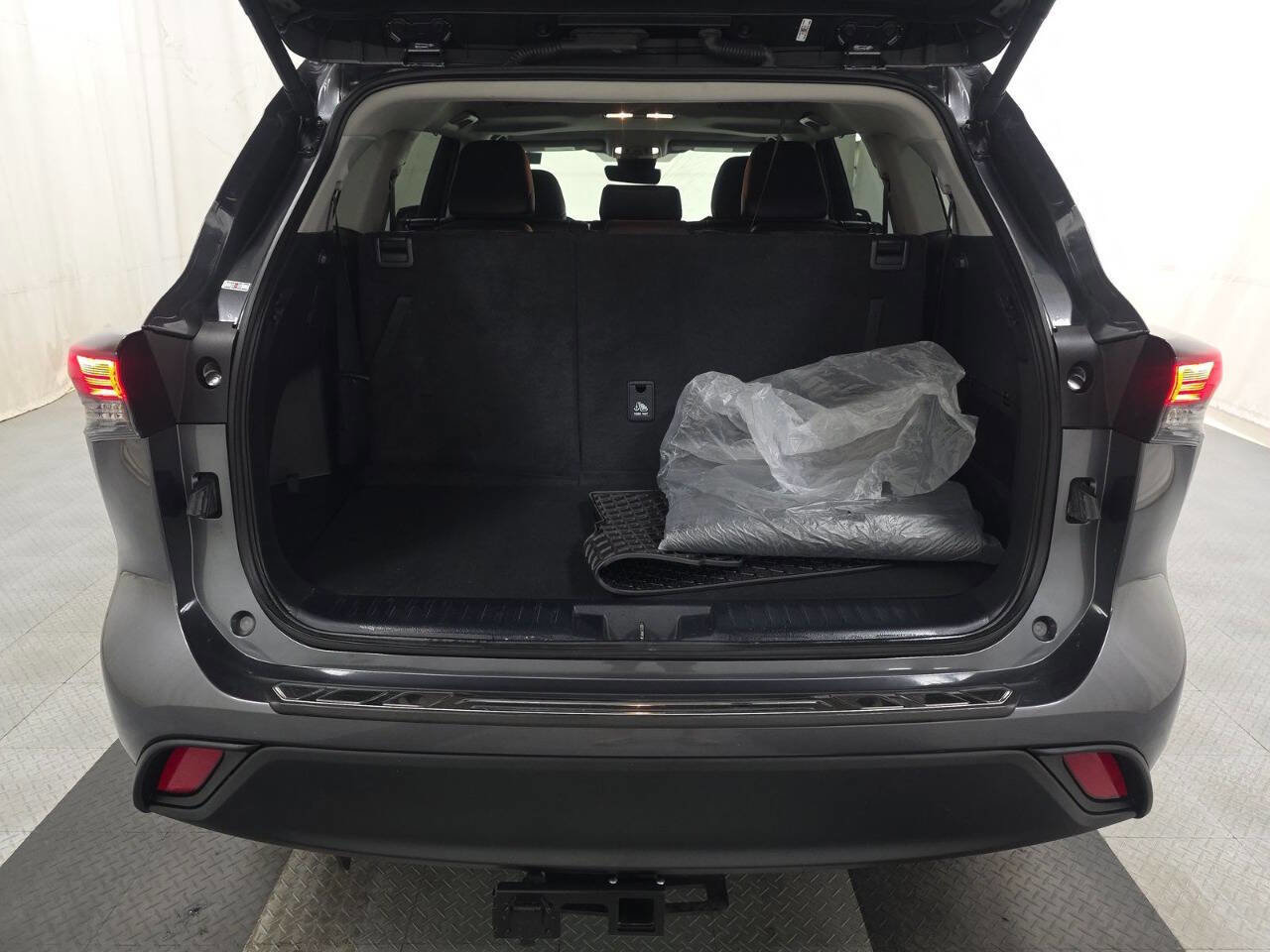 Used 2024 Toyota Highlander XLE image 15